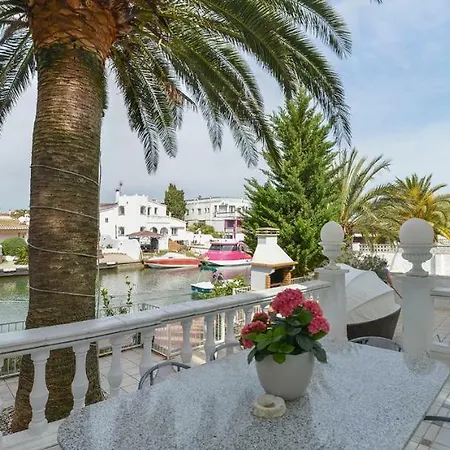 Villa Requesens On Canal Empuriabrava Exterior photo