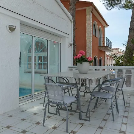 Villa Requesens On Canal Empuriabrava Exterior photo